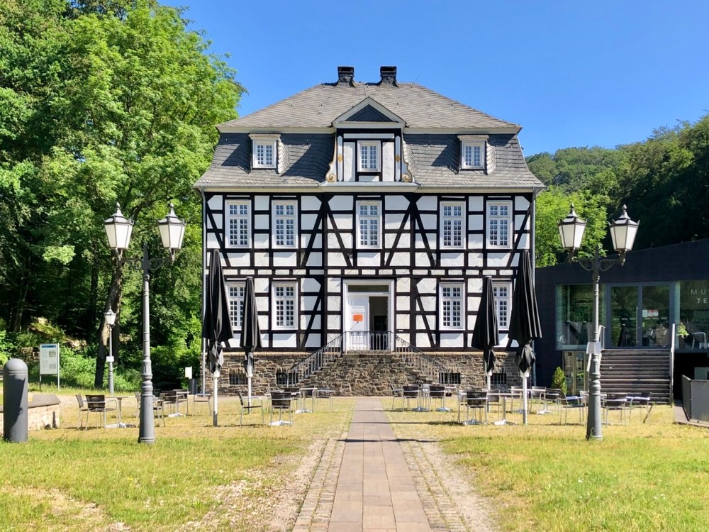 06F39DC1-5935-41DC-86F6-798182D58413